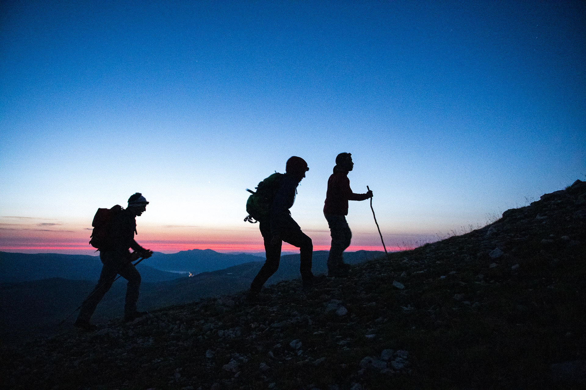 Escursionisti in cammino all'alba durante un tour guidato in Abruzzo alle prime luci dell'alba | © Umberto Esposito - Wildlife Adventures