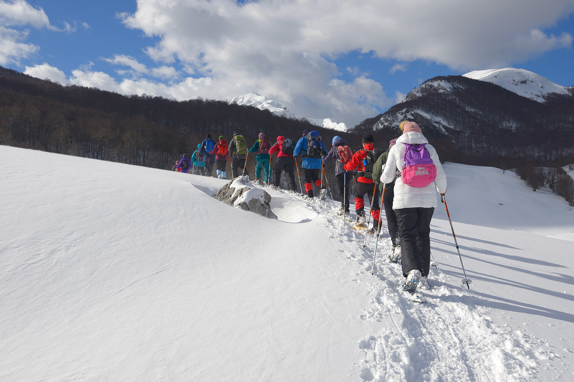 Escursionisti con ciaspole al Lago Vivo, meta suggestiva del Parco Nazionale d’Abruzzo | © Marco Buonocore - Wildlife Adventures  Escursionisti con ciaspole al Lago Vivo, meta suggestiva del Parco Nazionale d’Abruzzo | © Marco Buonocore - Wildlife Adventures