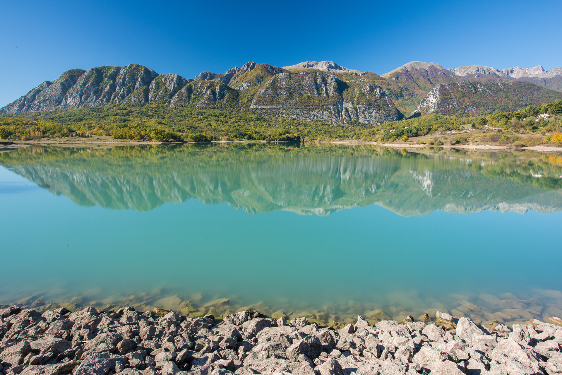 Lago di Castel San Vincenzo: acque turchesi e montagne riflesse in uno degli scorci più iconici del Molise. | © Umberto Esposito - Wildlife Adventures