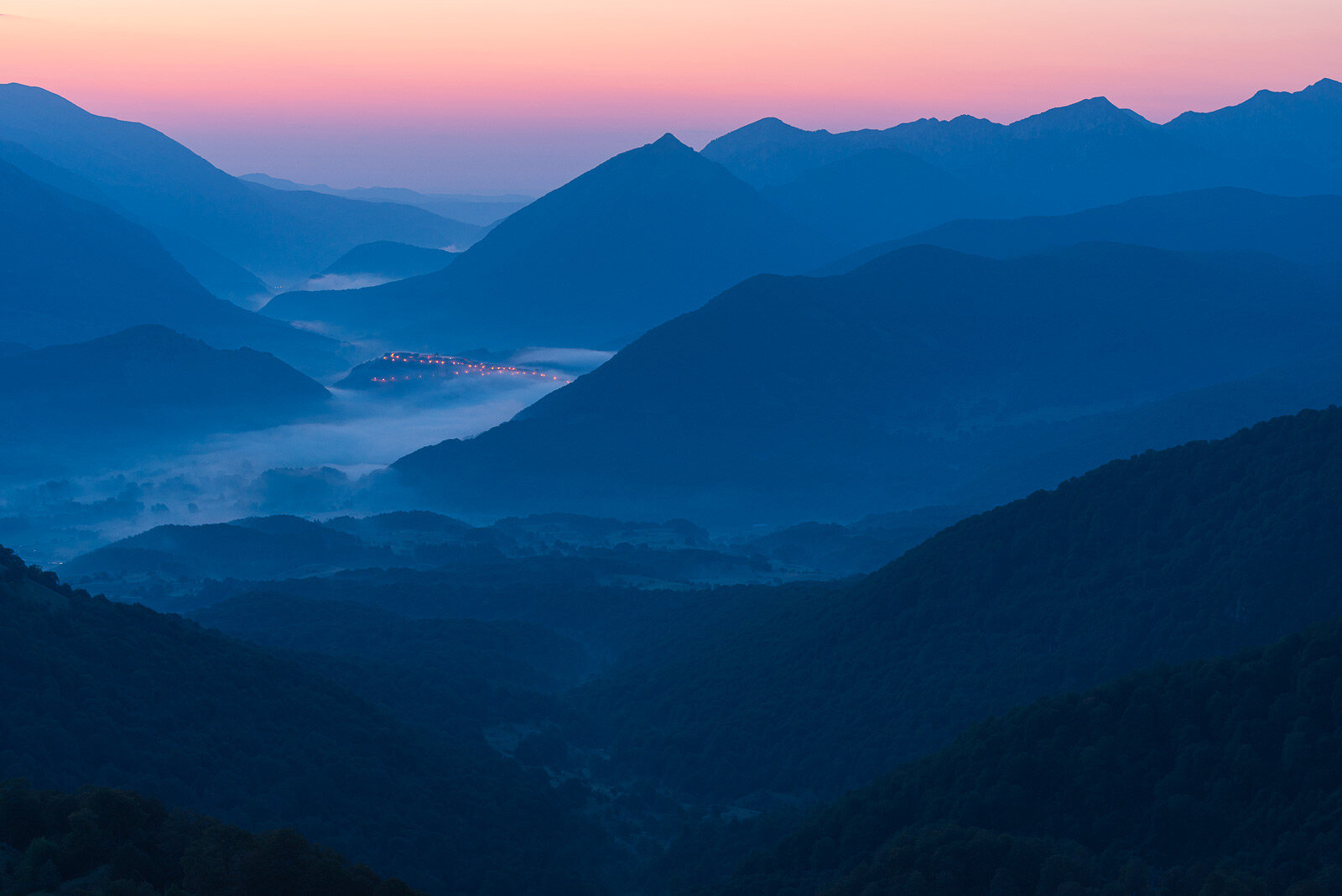 Alba durante "in cammino tra gli orsi", trekking guidato in Abruzzo, 6 giorni alla scoperta della fauna selvatica e della natura incontaminata | © Umberto Esposito- Wildlife Adventures