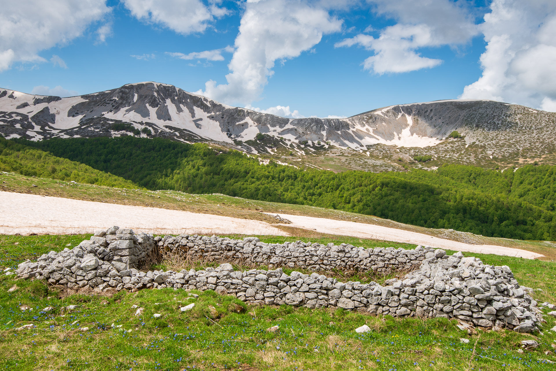 L'anfiteatro della Valle di Corte e i resti di uno stazzo utilizzato dai pastori durante il periodo estivo | © Umberto Esposito - Wildlife Adventures