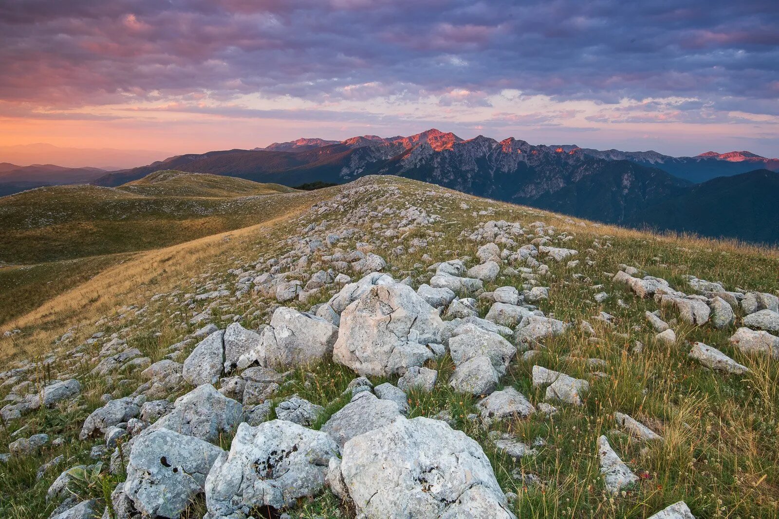 Escursione guidata al tramonto sui panoramico Monte Mattone. Un invito a contemplare la bellezza selvaggia del Parco Nazionale d'Abruzzo, Lazio e Molise. | © Umberto Esposito - Wildlife Adventures