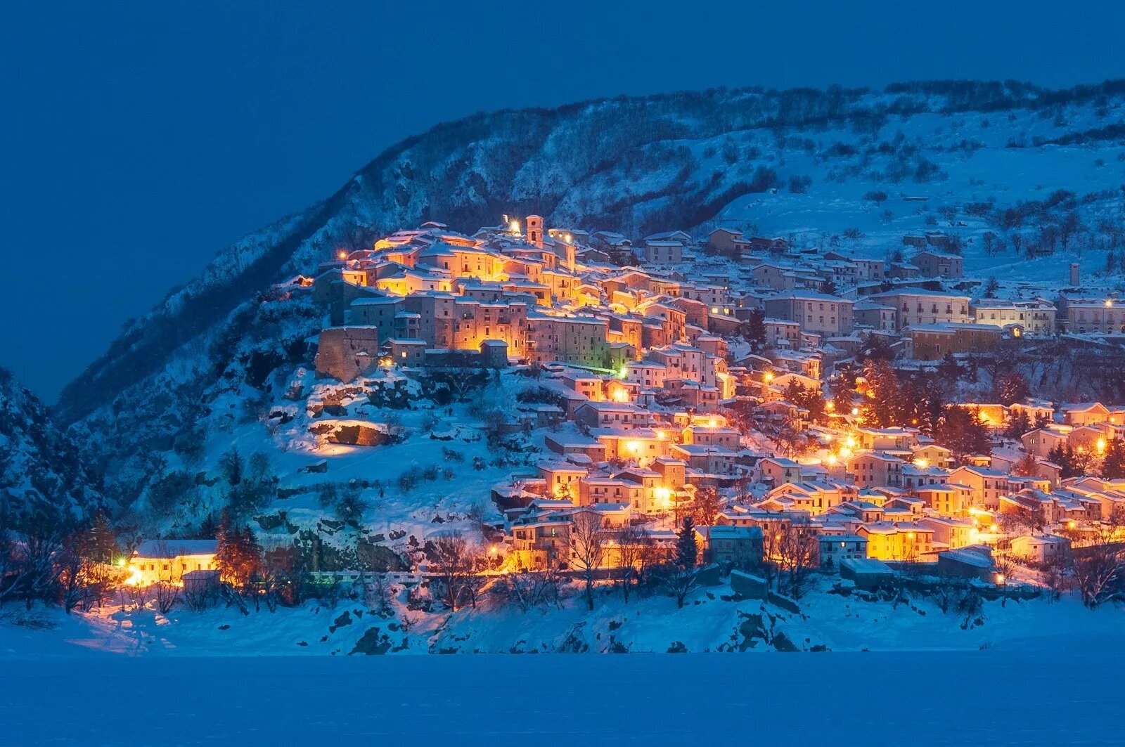 Il piccolo borgo di Barrea avvolto nella neve durante le festività del Capodanno | © Umberto Esposito - Wildlife Adventures