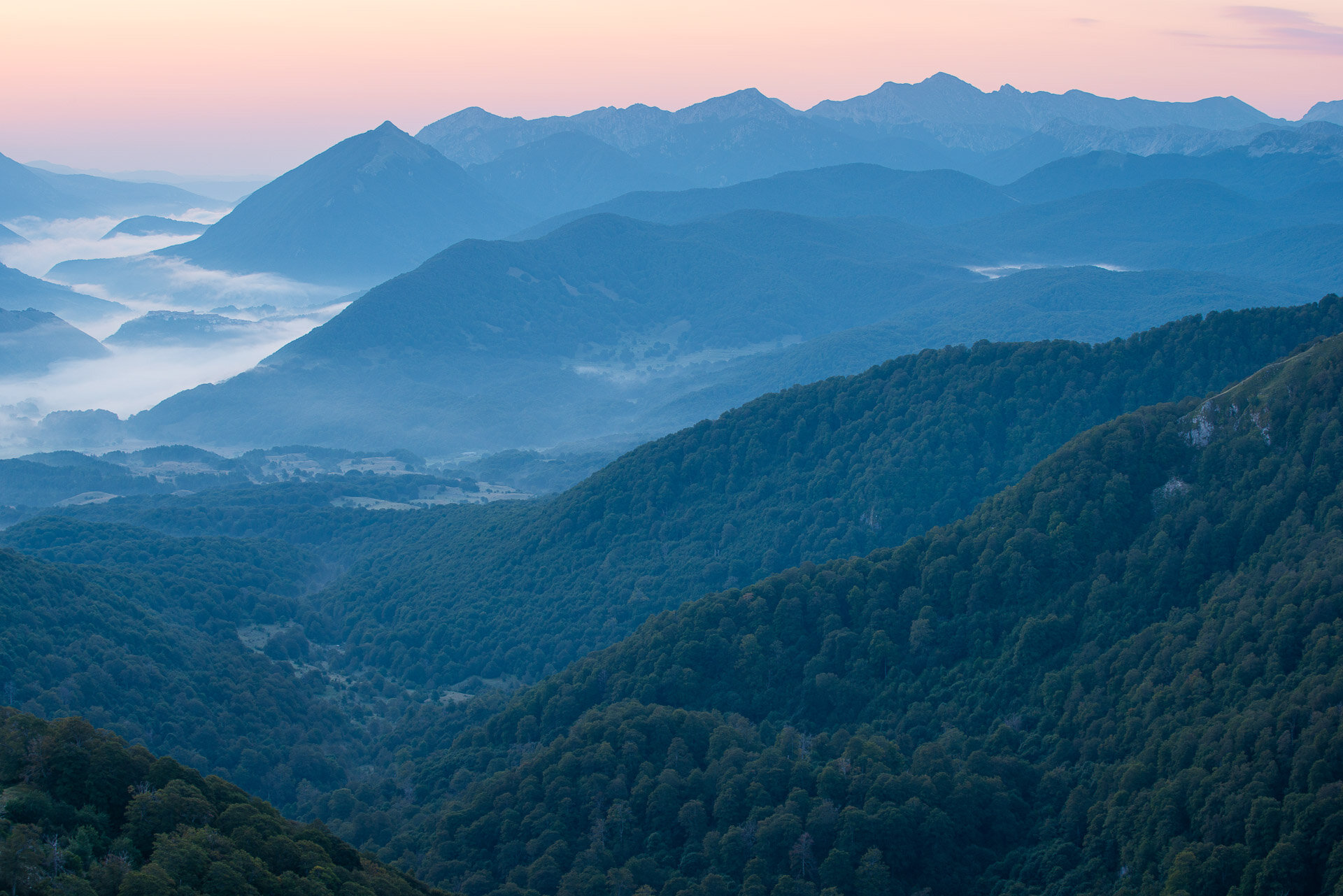 An endless succession of beech forests and mountain ridges wrapped in morning mist in the heart of the Abruzzo, Lazio and Molise National Park | © Umberto Esposito - Wildlife Adventures