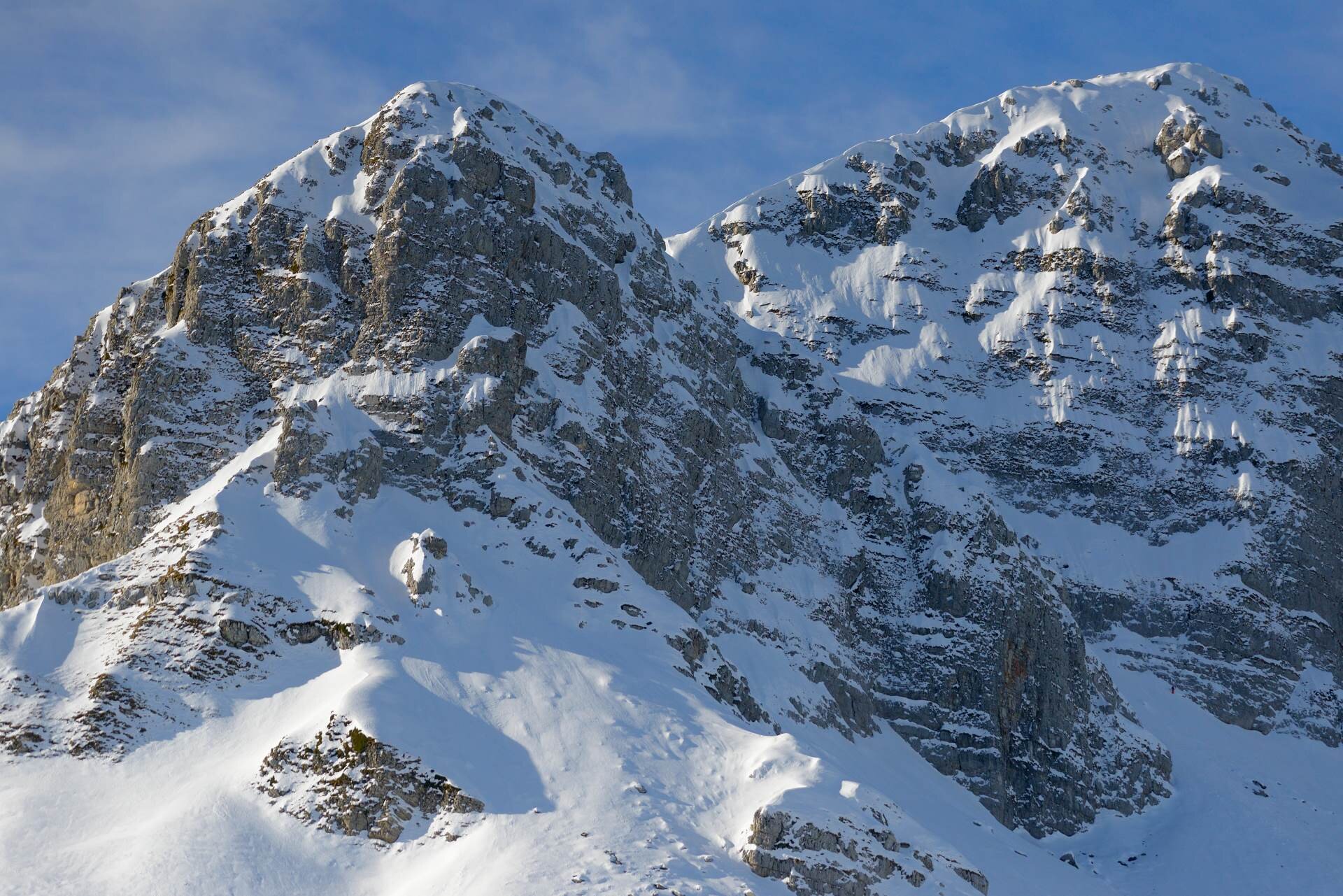 Escursione con le ciaspole ai piedi dell'inconfondibile sagoma del Monte Meta in inverno  | © Umberto Esposito - Wildlife Adventures
