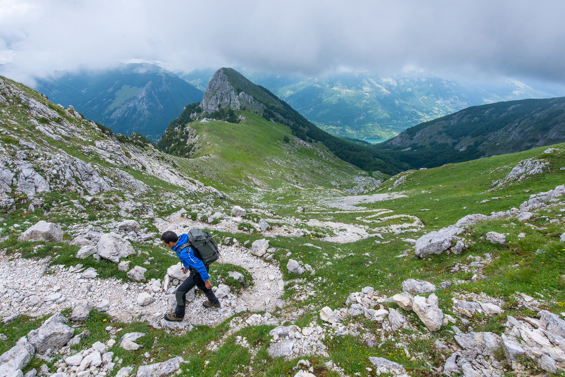 Escursionista sul sentiero roccioso in Val di Rose, nel Parco Nazionale d’Abruzzo, Lazio e Molise | © Umberto Esposito - Wildlife Adventures