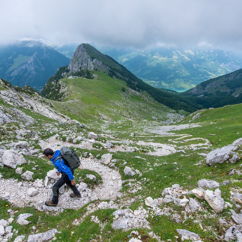 Escursionista sul sentiero roccioso in Val di Rose, nel Parco Nazionale d’Abruzzo, Lazio e Molise | © Umberto Esposito - Wildlife Adventures