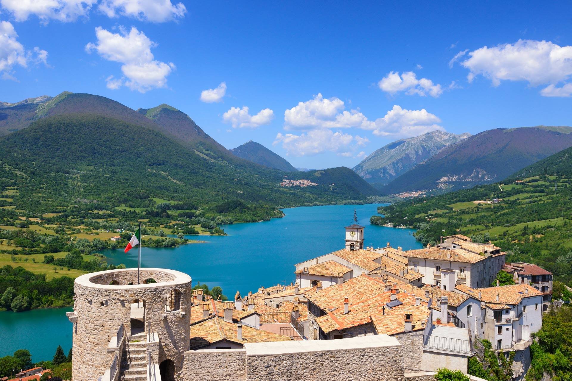 La visuale sul lago dallo splendido borgo di Barrea durante un'escursione guidata alla scoperta del Parco Nazionale d'Abruzzo, Lazio e Molise | © Marco Buonocore - Wildlife Adventures