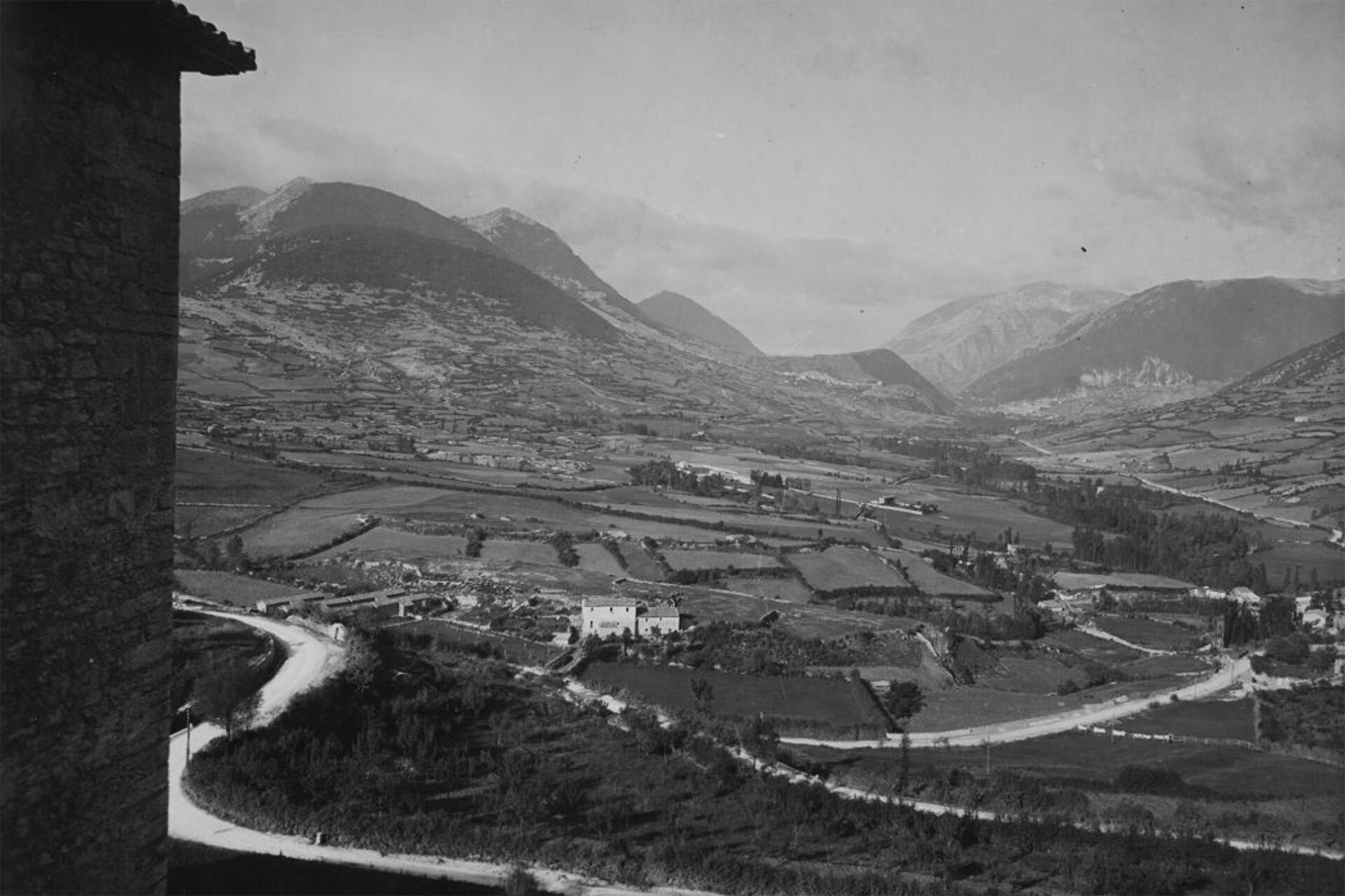 Veduta d’epoca della valle del Sangro a Barrea prima della costruzione della diga e della formazione del Lago di Barrea (Abruzzo). | © Archivio Wildlife Adventures
