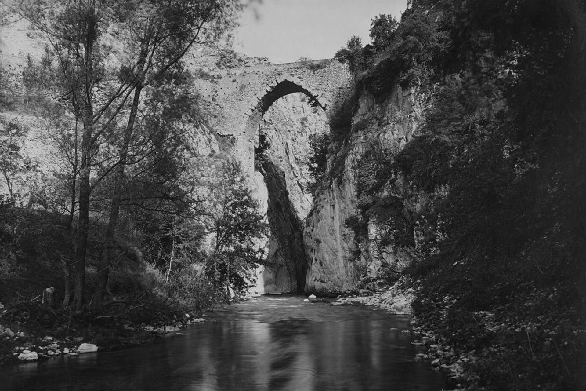 Foto d’epoca in bianco e nero della Forra di Barrea e della foce del fiume Sangro prima della diga. | © Archivio Wildlife Adventures