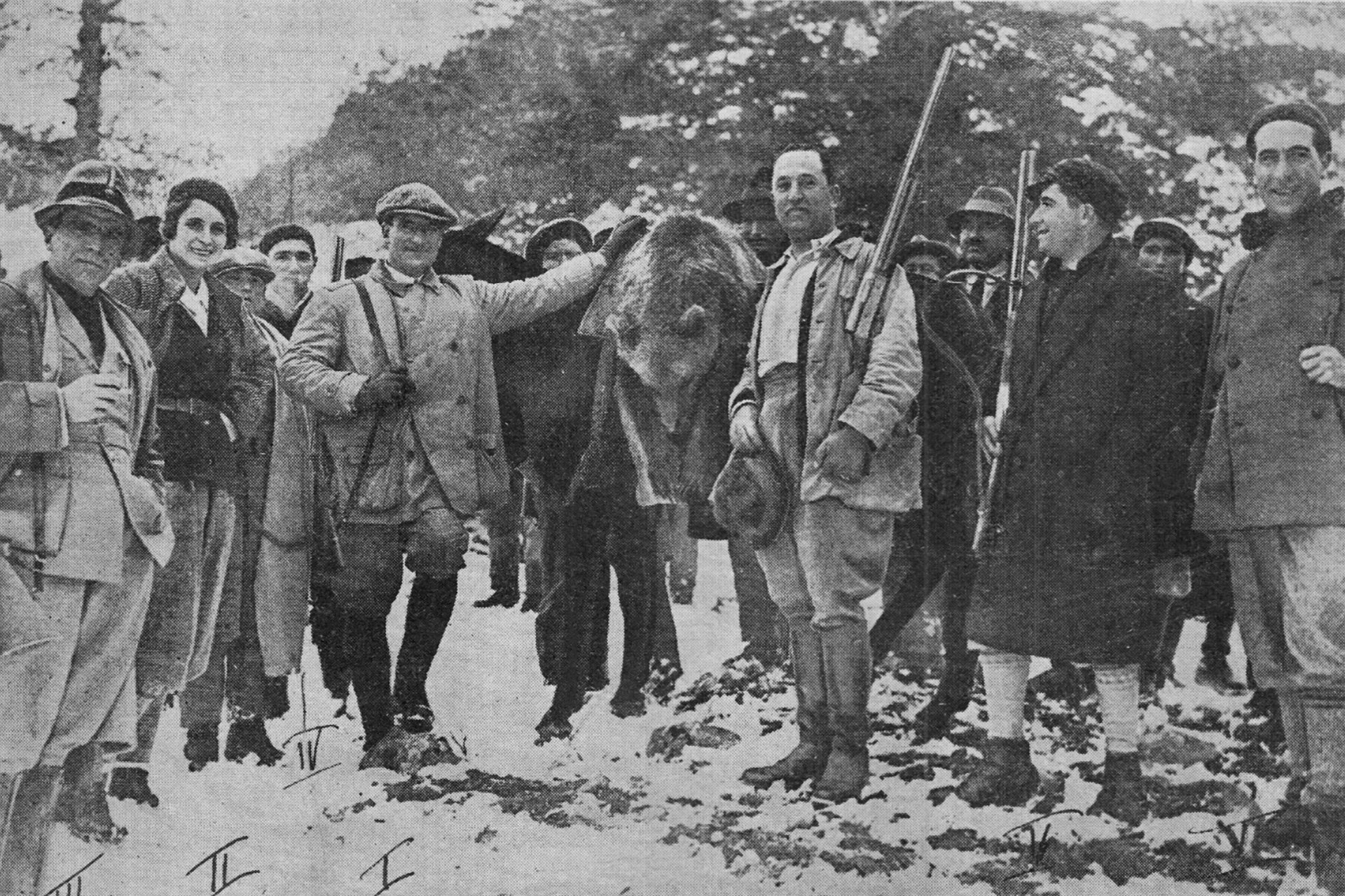 Foto d’epoca che ritrae alcuni notabili e personaggi locali coinvolti nell’ultima battuta ufficiale di caccia all’orso nel Parco Nazionale d’Abruzzo, avvenuta nel 1931 | © Archivio M.Mancini – Campobasso