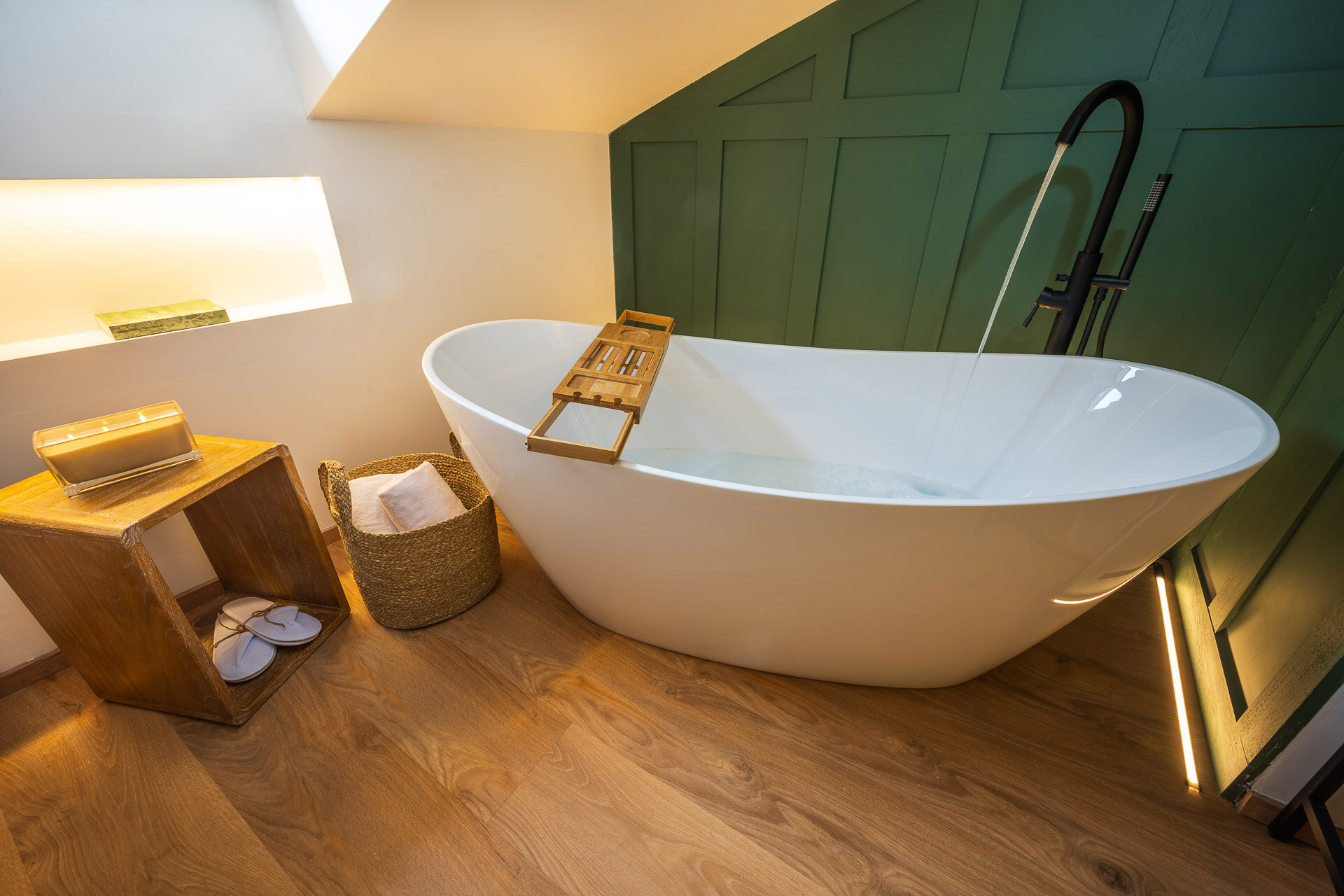 Slow Living Camera Mansarda Vasca Vista